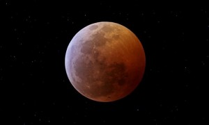 La Noche del Lunes Saturno y la Luna Brillarán Juntos y será visible en Toda la Argentina