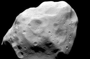 Un asteroide del tamaño de un autobús 'rozará' hoy la Tierra