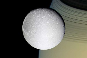 Sonda Cassini detectó oxígeno en la atmósfera de luna de Saturno