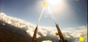 Video capta el momento que un paracaidista logra escapar de un meteorito