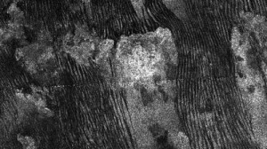 Cassini fotografía un 'jardín Zen' en las dunas de Titán