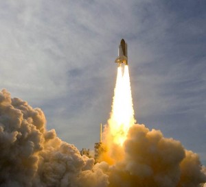 Astronautas inspeccionan cubierta térmica del transbordador Endeavour