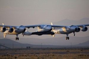 El avión espacial 'Enterprise' vuela sujeto a su nave nodriza