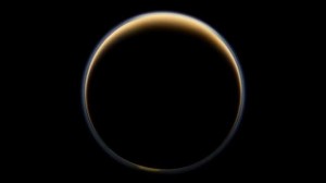 Encuentran componente del Plástico común en Titán