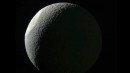 El misterioso cráter de «Tetis», la luna de Saturno